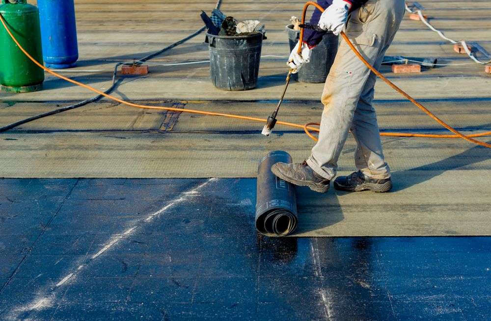 Nieuw dak met bitumen leggen in Bunde