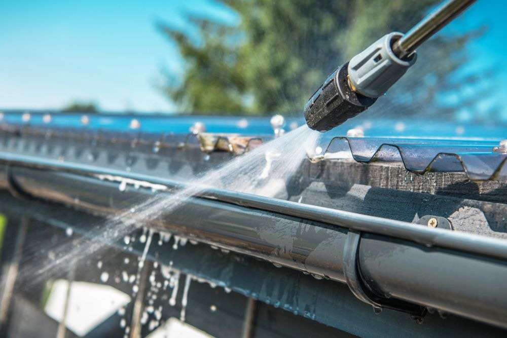 Reinigen van een dakgoot in Bunde